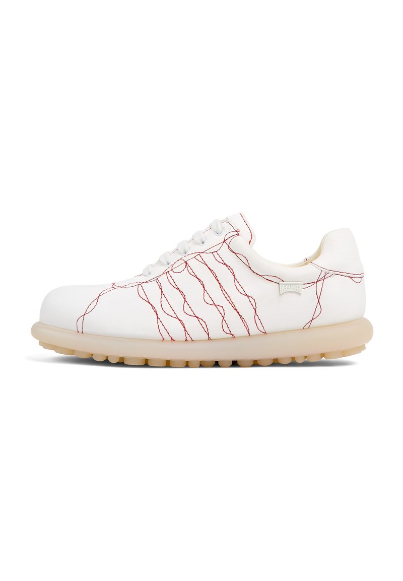 Zapatilla blanca con costuras rojas similares a hilos, punta redonda y suela de goma beige. Material suave y diseño simple de cordones.