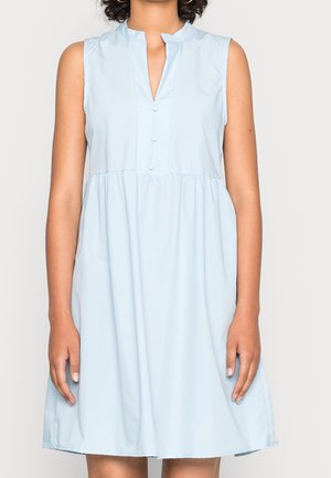 Himmelblaues ärmelloses Kleid mit Kragen, Knopfleiste vorne und elastischem Taillengummi; glattes Material mit lockerer Passform und ausgestelltem Rock.