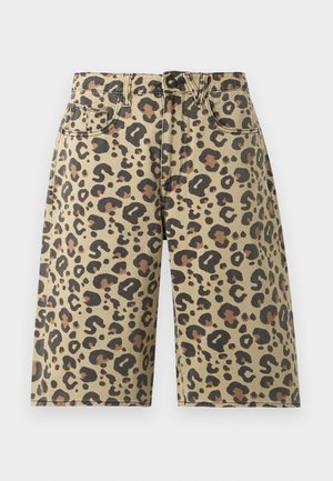 Leopardprint-shorts i en bomuldsblanding med en tanfarvet baggrund og sorte og brune pletter, fem-lomme design og knaplukning.
