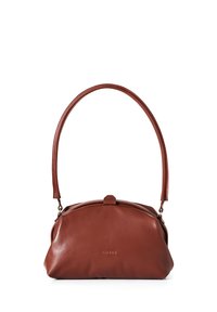 Bolso de mano de cuero marrón con forma redondeada, un asa única y un acabado texturizado sutil, que cuenta con un cierre de broche.
