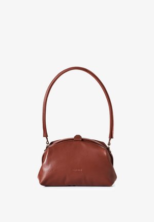 Bruine leren handtas met een ronde vorm, een enkele handgreep en een subtiele textuurafwerking, met een sluiting van het type clasp.