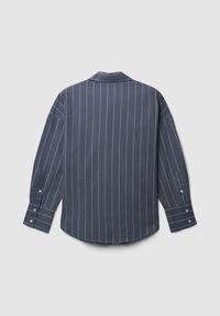 Vista posteriore di una camicia a maniche lunghe blu navy con strisce verticali azzurre, colletto a punta e polsini a bottoni. Tessuto dalla trama liscia.
