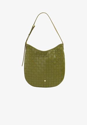 Borsa a tracolla in pelle intrecciata verde oliva con forma arrotondata, tracolla regolabile e un piccolo dettaglio logo metallico al centro in basso.