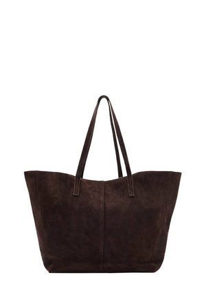 Bordeaux suède tote bag met twee lange handvatten, een eenvoudige, brede rechthoekige vorm en zichtbare naden voor een gestructureerd ontwerp.