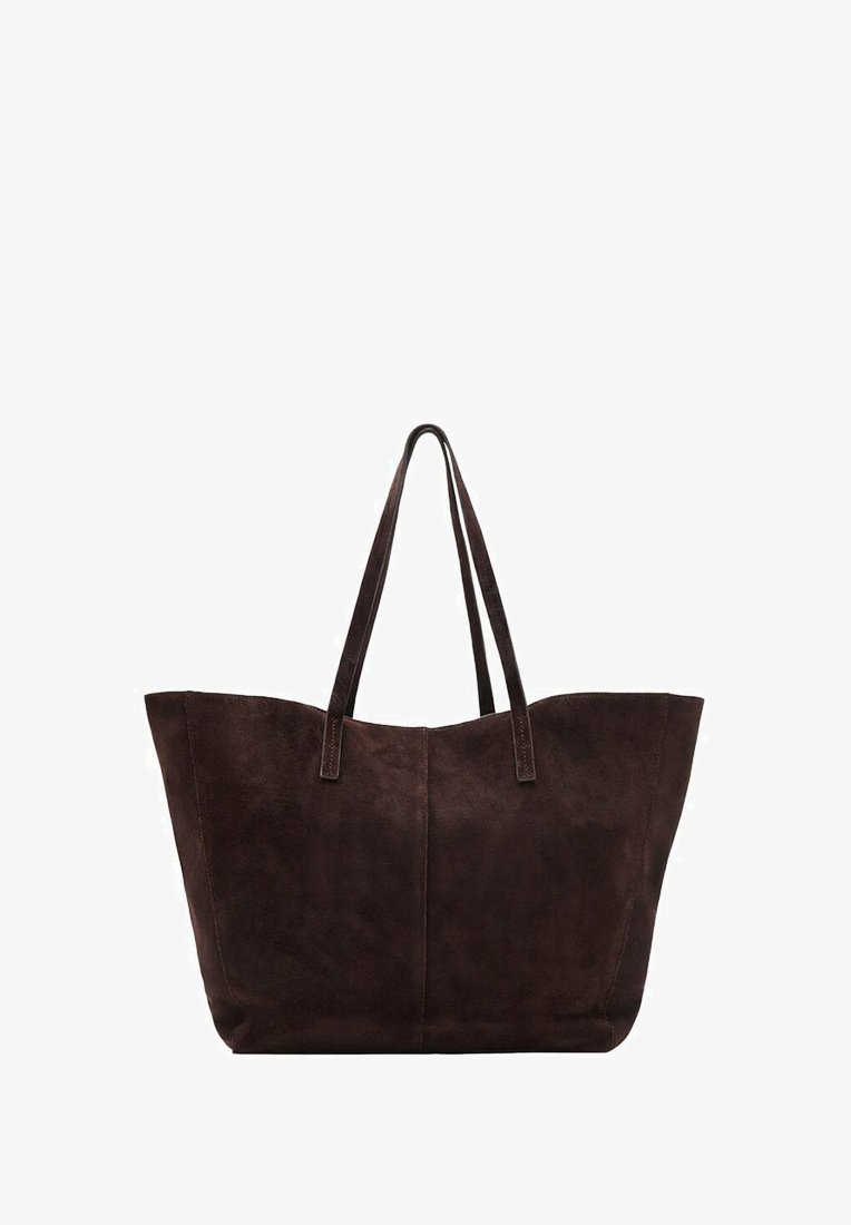 Hnedá semišová taška cez rameno s dvoma dlhými uchami, jednoduchý, široký obdĺžnikový tvar a viditeľné švy pre štruktúrovaný dizajn.