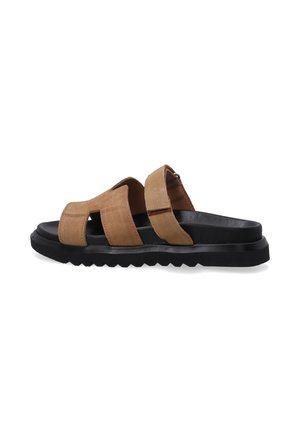 Bruine suède slide sandalen met twee brede banden, geplaatst op een zwarte rubberen loopzool met een gestructureerd oppervlak.
