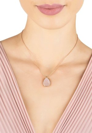 Gouden ketting met een peervormige rozenkwarts hanger, voorzien van een facetteer oppervlak, hangend aan een delicate ketting.