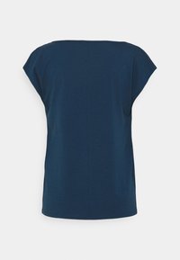 Mörkblå kortärmad topp med båthalsringning och enkel rak passform, visad bakifrån mot en vit bakgrund.