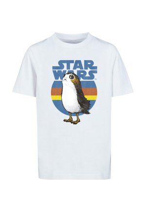 Balta T-kreklu ar karikatūras putna ilustrāciju un "STAR WARS" tekstu zilo krāsā, kas iestādīta apļa fona ar oranžām un dzeltenām svītrām.