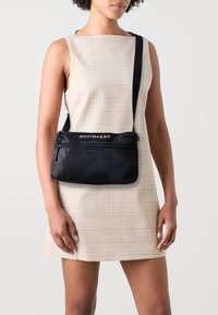 Marimekko NEAT CROSSBODY LINSSI - Ülerinna-kott - black/dark grey