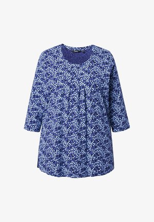 Blauwe bloemen tuniek met driekwart mouwen. Voorzien van een ronde halslijn en plooien aan de voorkant. Zachte, lichte stof met een gevarieerd bloemenpatroon.