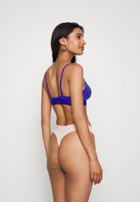 Calvin Klein Underwear LGHT LINED TRIANGLE EMBOSSED ICON COTTON - Sujetador sin aros - clematis