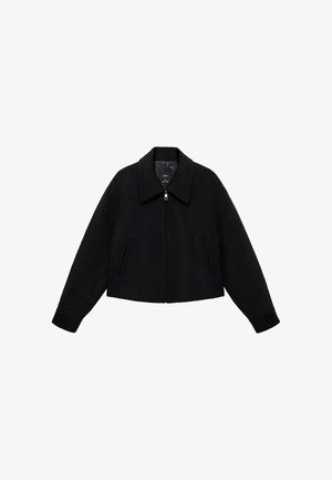 Schwarze Wolljacke mit durchgehendem Reißverschluss, breitem Kragen und zwei schrägen Vorderaschen, langen Ärmeln und einem leicht verkürzten Schnitt.
