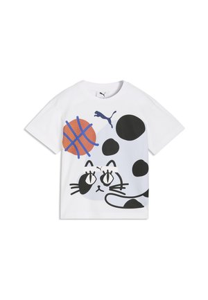 Camiseta blanca de manga corta con un gran gráfico de un gato moteado en blanco y negro y una pelota de baloncesto naranja con líneas azules, logo de Puma sobre la cabeza del gato.
