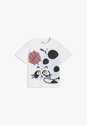 Biała koszulka z krótkim rękawem z dużą grafiką czarno-białego cętkowanego kota oraz pomarańczową piłką do koszykówki z niebieskimi liniami, logo Puma nad głową kota.