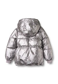 Srebrna kurtka puchowa z kapturem, z pikowanym wzorem, elastycznymi mankietami i okrągłym logo na plecach. Wysoce refleksyjna faktura.