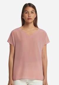 V-hals bluse i blød pink stof, korte ærmer, afslappet pasform, lidt gennemsigtig tekstur, lige kant, ensartet design uden udsmykninger.