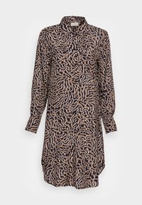 Vestido de mangas longas feito de um tecido leve com uma base azul marinho e um padrão abstrato em creme e castanho em contraste; colarinho e punhos com botões.