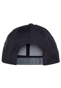Gorra de béisbol negra con corona estructurada, visera curvada y cierre ajustable de presión en la parte posterior. Fabricada con tela texturizada.