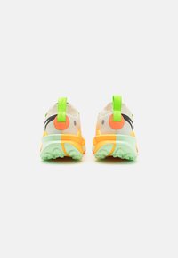 Nike Performance ZOOMX ZEGAMA 2 - Chaussures de running - summit white/black/laser orange/total orange/vapor green