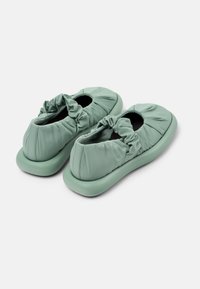 Gröna tygballettskor med rynkat detaljarbete runt öppningen och en slät gummisula, formad för en bekväm passform.