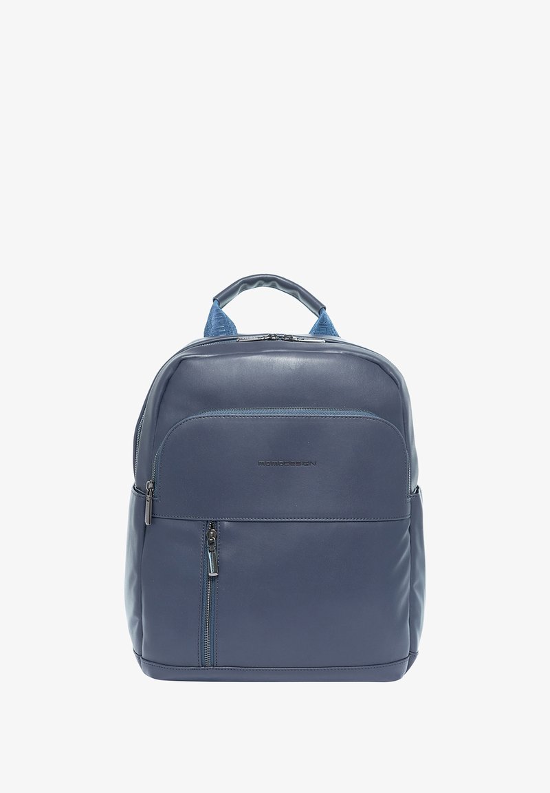 Marineblauwe leren rugzak met dubbele handvatten aan de bovenkant en verstelbare schouderbanden. Voorzien van een voorzak met rits en een gladde, licht gestructureerde oppervlakte.