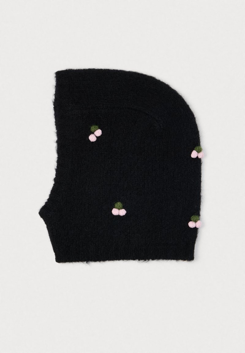 Gorro preto tricotado com um acabamento texturizado, apresentando detalhes florais em rosa e verde bordados. Forma curva com uma aparência suave.