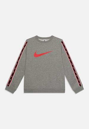 Felpa grigia a maniche lunghe, con un grande logo Nike rosso sul petto e dettagli nero e rosso a motivo sulle maniche.