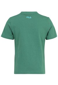 Camiseta de algodón verde con mangas cortas, cuello redondo y dobladillo recto. Presenta un logotipo de Fila en azul claro impreso en la parte superior de la espalda.