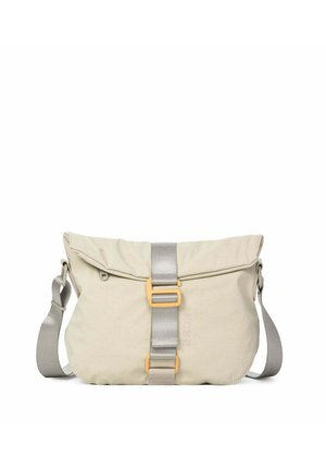 Sac bandoulière beige avec sangle grise ajustable et sangle centrale grise avec deux boucles rectangulaires jaunes.