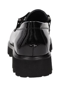 Schwarze Lacklederschuhe mit einer derben Sohle, die eine glatte Oberfläche und ein minimalistisches Design aufweisen. Keine sichtbaren Beschläge oder Akzente.