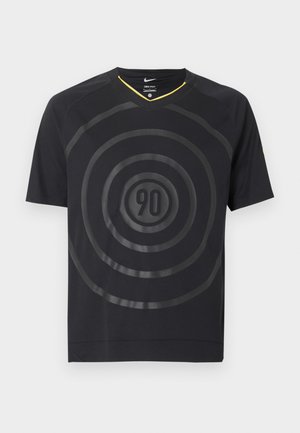 Sort atletisk T-shirt med korte ærmer, reflekterende koncentriske cirkler og tallet 90 centreret på brystet, V-hals med gul kantdetalje.