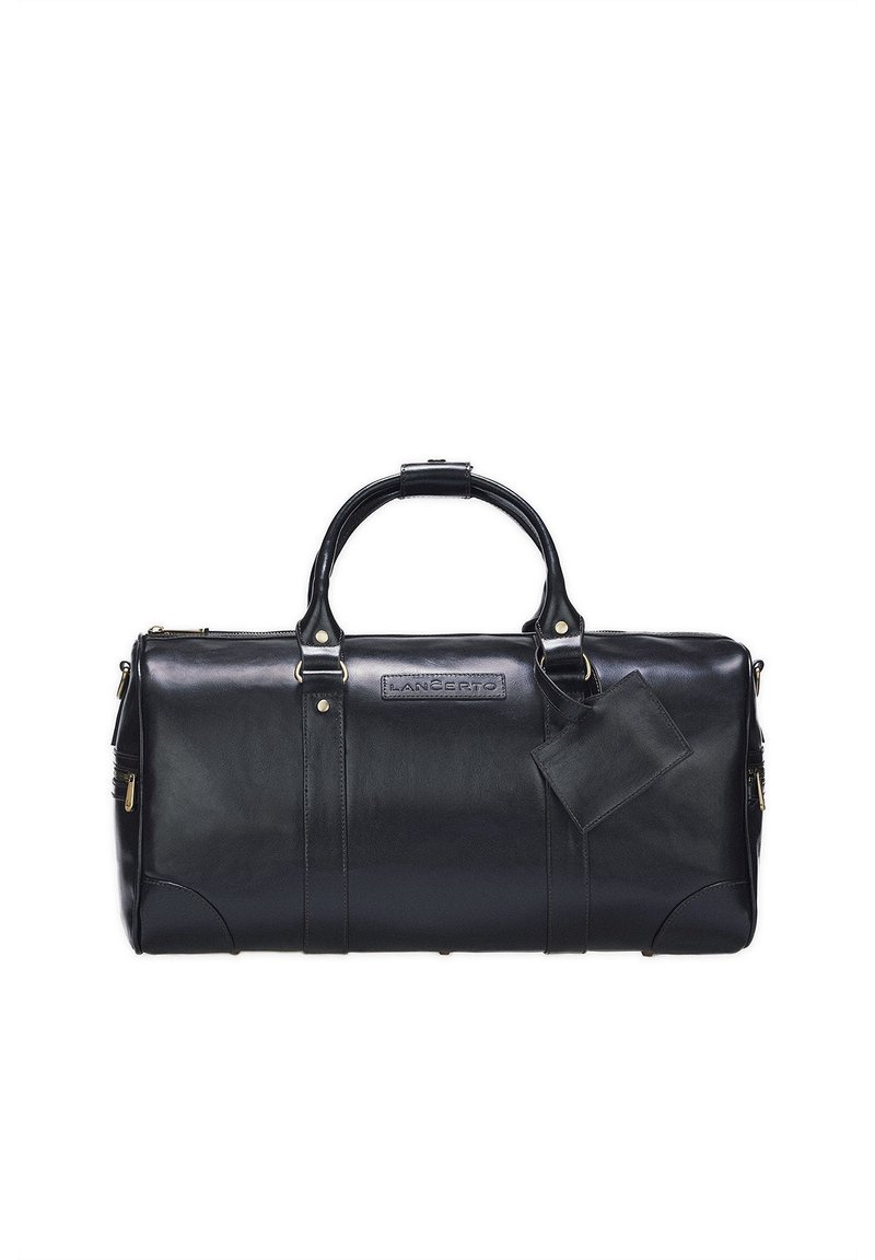 Czarna skórzana torba podróżna z podwójnymi uchwytami, złotymi akcentami, zamknięciem na zamek i metką bagażową. Gładka faktura i usztywniony kształt.
