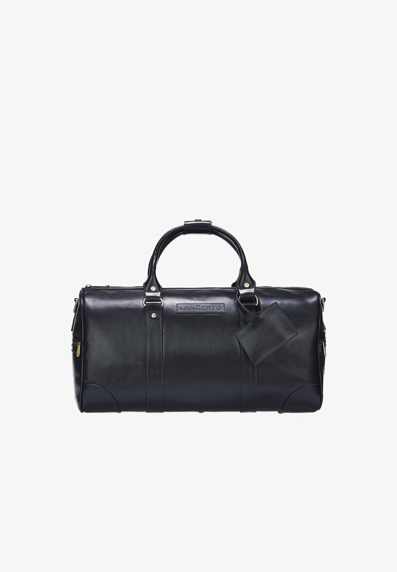 Czarna skórzana torba podróżna z podwójnymi uchwytami, złotymi akcentami, zamknięciem na zamek i metką bagażową. Gładka faktura i usztywniony kształt.