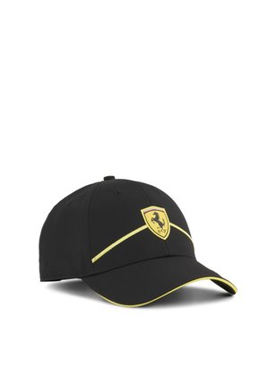 Casquette noire avec des accents jaunes, arborant un logo Ferrari sur un écusson. Tissu lisse, visière incurvée et détails de surpiqûres contrastantes.
