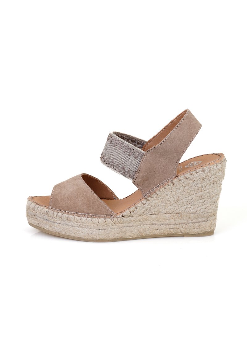 Beige wedge sandalen met twee elastische banden, van suède materiaal, geweven jute sleehak en open teen ontwerp.