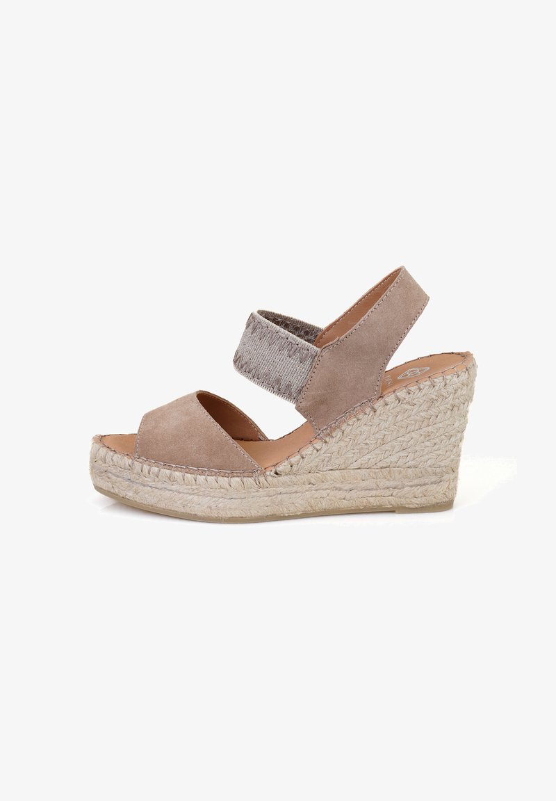 Beige wedge sandalen met twee elastische banden, van suède materiaal, geweven jute sleehak en open teen ontwerp.
