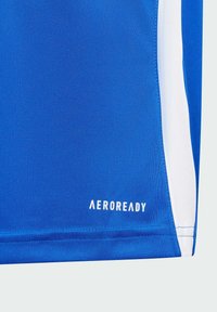 Camiseta deportiva azul hecha de un tejido texturizado, con franjas laterales blancas y el logo "AEROREADY" en blanco cerca del dobladillo.