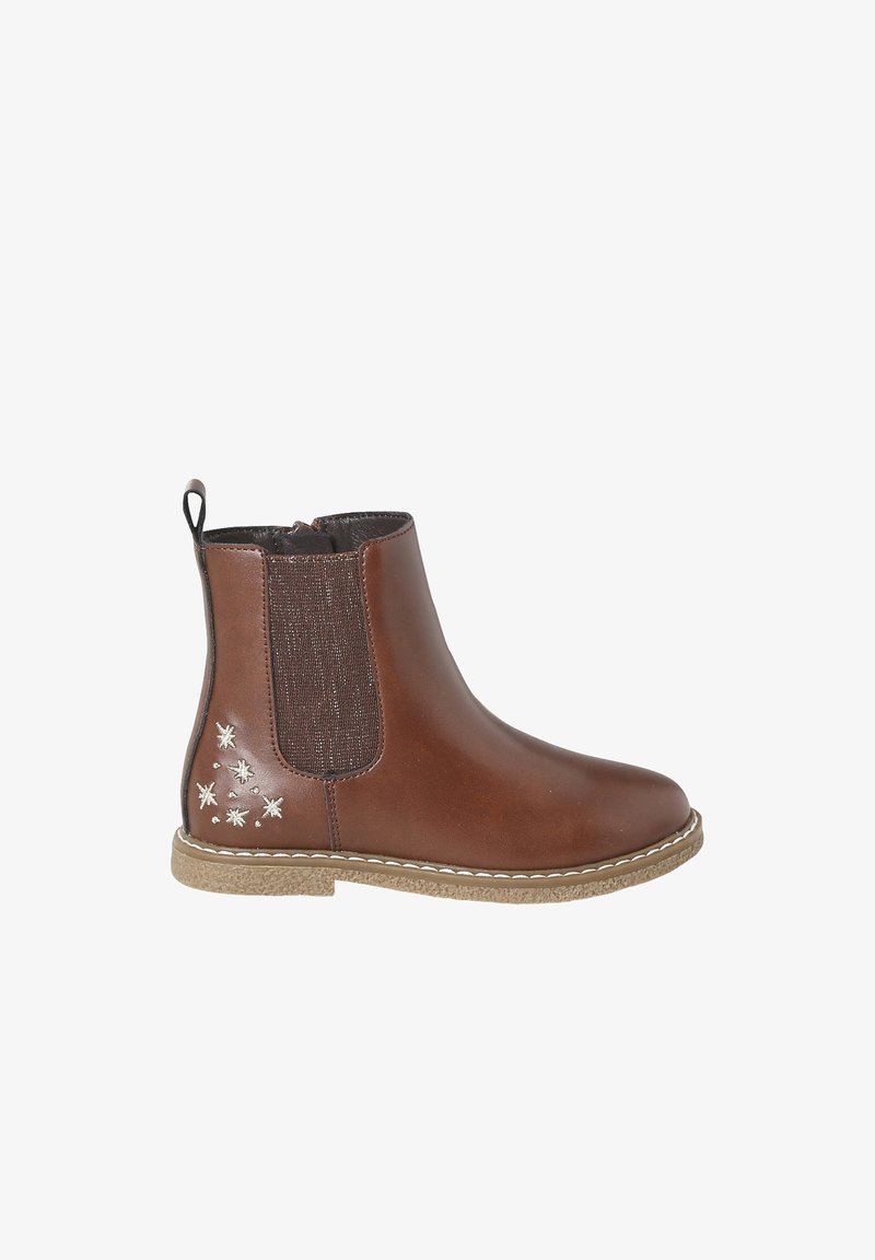 Bottine en cuir marron avec panneau latéral élastique, accent en tissu texturé et broderie décorative d'une étoile blanche sur le côté extérieur.