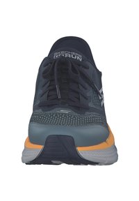 Scarpe Skechers GOrun in blu navy e grigio, con una tomaia texturizzata, dettagli arancioni e una suola imbottita per un maggiore comfort.