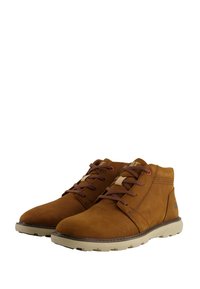Botas de tobillo de cuero marrón con punteras redondas, cordones marrones y suelas de goma beige. Cuenta con detalles de costura y un logotipo en el costado.