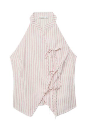 Bílá zavinovací halenka s vertikálními růžovými pruhy a třemi uvázanými mašlemi vpředu, s mandarínským límečkem a širokými rukávy.