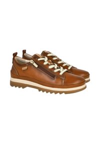 Zapatillas de cuero marrón con acabado texturizado, cordones crema, cierre lateral con cremallera y una suela gruesa y estriada en tonos variados de marrón.