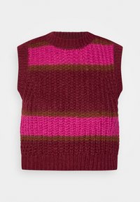 Pull sans manches tricoté en rouge foncé avec des rayures horizontales roses et marron. Texture côtelée, col montant et coupe ample.