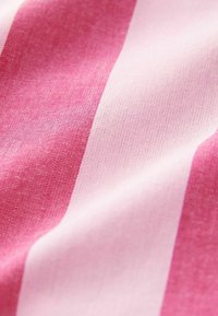 Tissu rayé rose et rose clair avec une texture lisse. Les rayures varient en largeur et créent un motif subtil sur la surface.