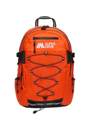 Mochila de nylon naranja con acentos negros, correas ajustables, diseño de cordón elástico en la parte frontal, múltiples bolsillos con cremallera y una asa de transporte en la parte superior.
