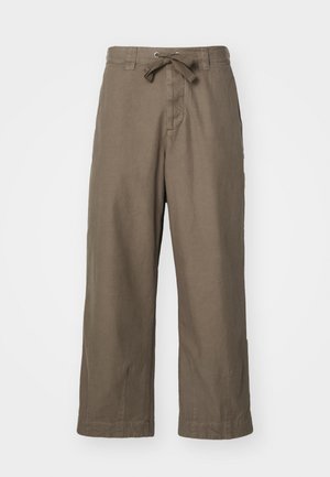 Laia püksid oliivrohelisest kangast, millel on kummiga talje, küljetaskud ja sirge lõige, millel on kerged õmbluslõhed.