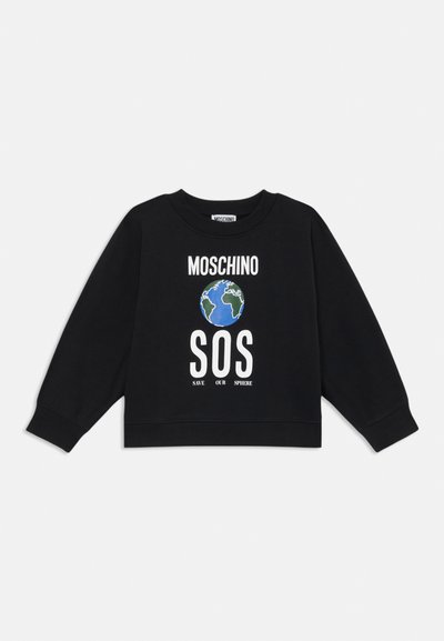 Bluză neagră cu textul „MOSCHINO”, grafică cu Pământul și inscripția „SOS SAVE OUR SPHERE” imprimată în față, mâneci lungi, guler rotund.