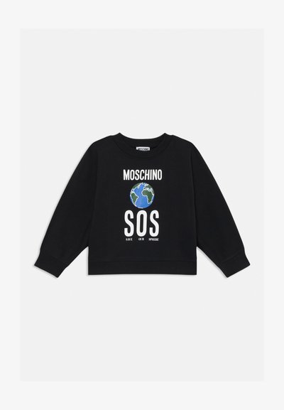 Bluză neagră cu textul „MOSCHINO”, grafică cu Pământul și inscripția „SOS SAVE OUR SPHERE” imprimată în față, mâneci lungi, guler rotund.