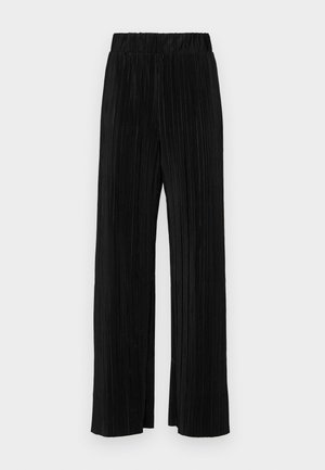Zwarte geplooide broek met een elastische tailleband. Beschikt over wijde pijpen en een glad, gestructureerd stof met verticale strepen.
